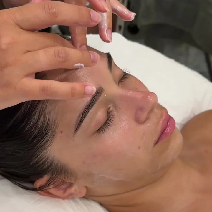 Modelage du visage a deux mains en fin de soin