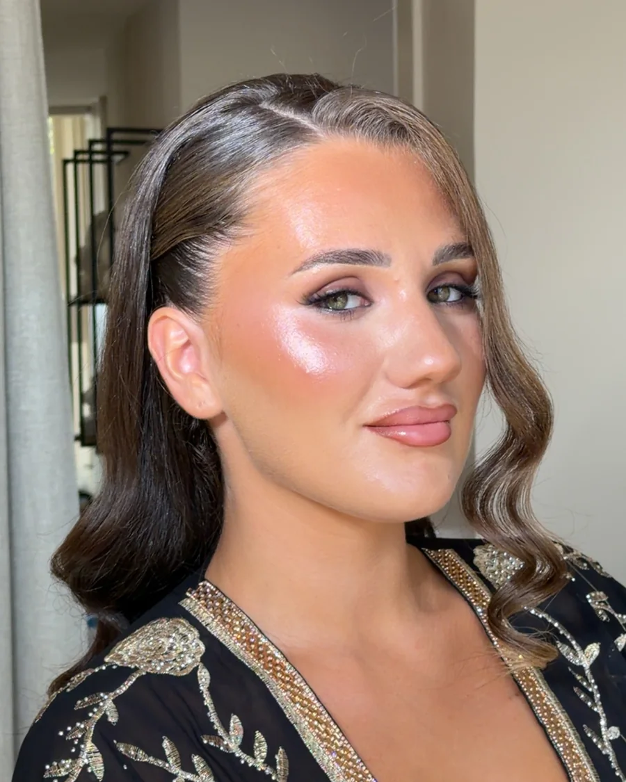 Maquillage termine et brushing cote, tenue brodee