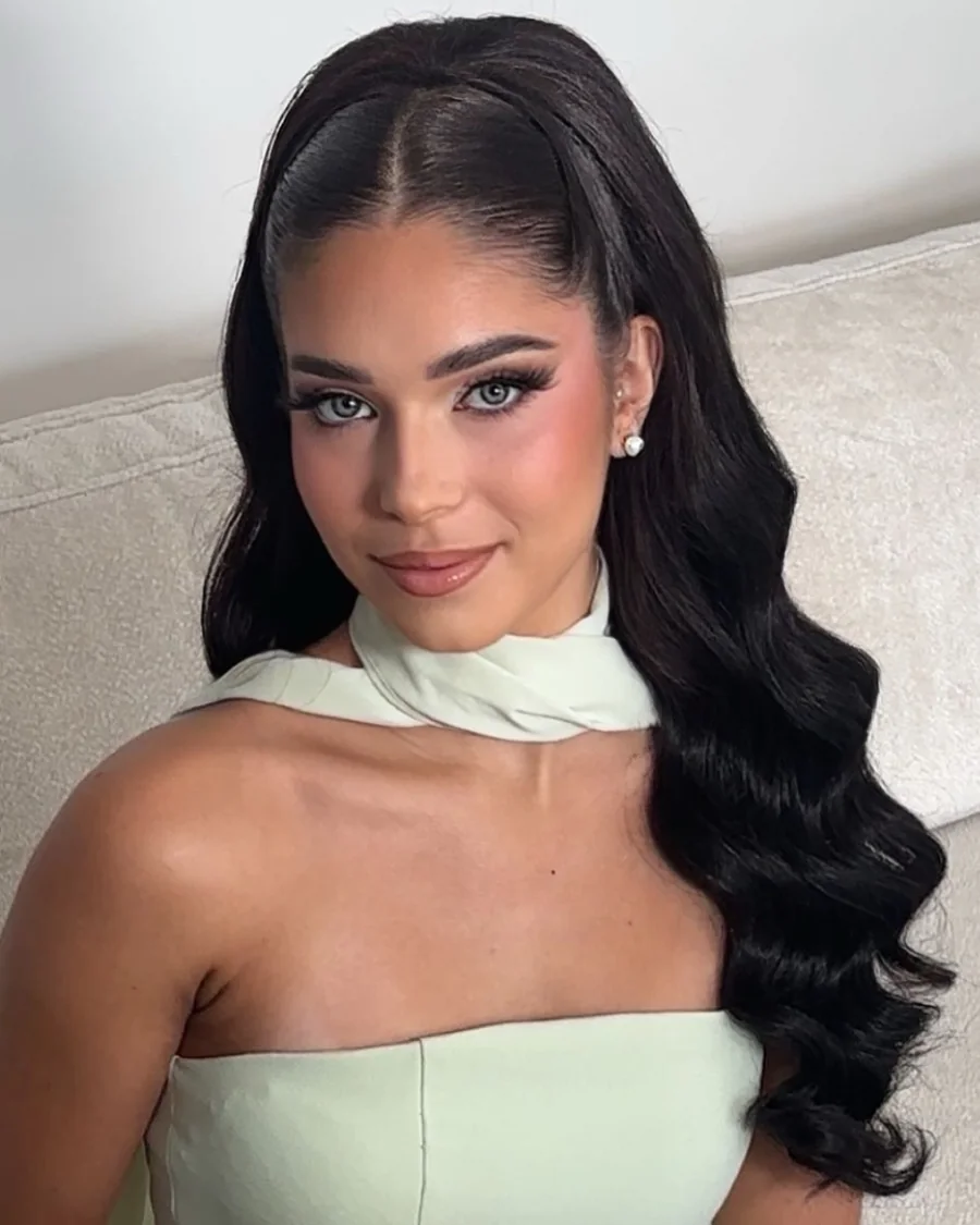 Maquillage et brushing termines, robe vert d'eau, boucles souples