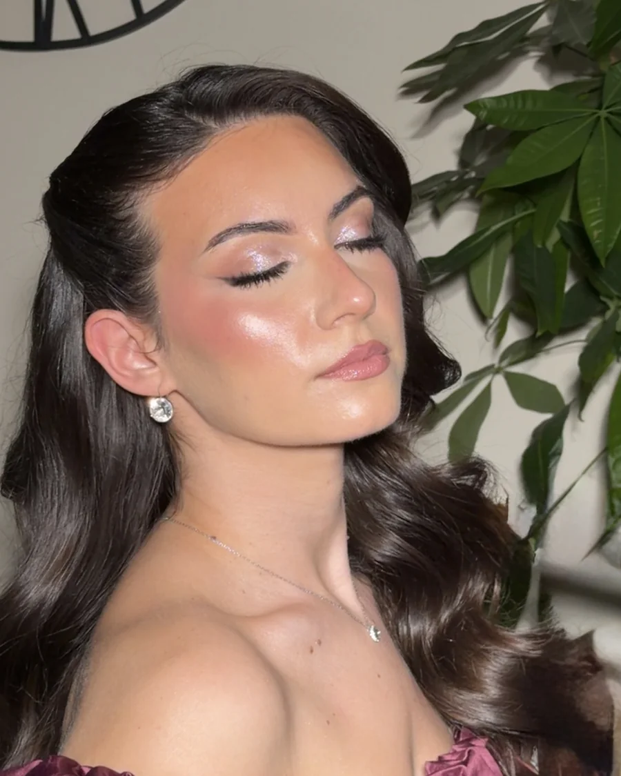 Profil d'un maquillage termine, peau lumineuse et regard souligne