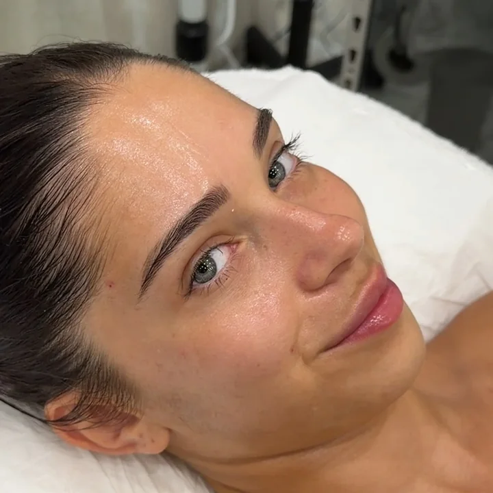 Le teint d'une cliente au sortir d'un soin du visage, peau lisse et lumineuse